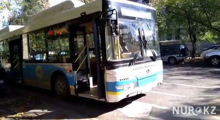 Водитель бросил автобус и сбежал после ссоры с контролерами в Алматы (видео)