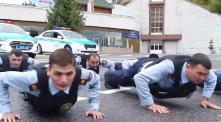 Алматинские полицейские показали, как умеют отжиматься