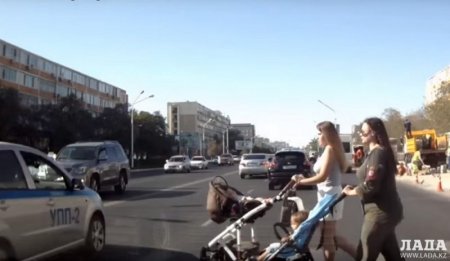 Полицейская машина не пропустила женщин с колясками на пешеходном переходе в Актау (ВИДЕО)