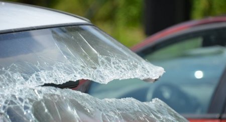 Водитель уснул за рулем: Ограждение пробило машину в Костанае (ВИДЕО)
