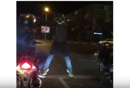 Новый флешмоб с танцами у светофора подхватили водители Актау