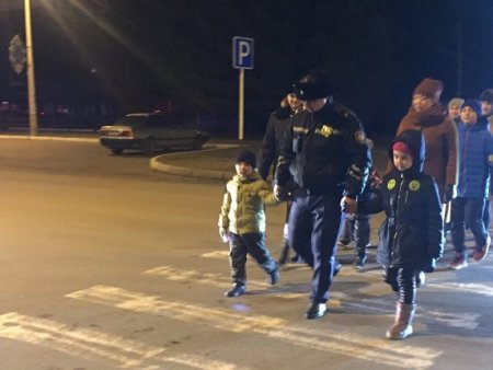 Полицейские и дети осветили дороги в Костанае