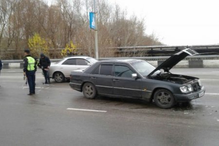 На мостах в Усть-Каменогорске столкнулись 14 машин (ВИДЕО)