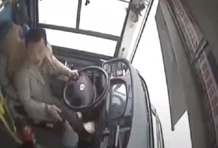 Жол апатына түскен автобустан екі жолаушы ұшты-күйлі жоғалып кетті