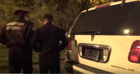 Водитель элитного внедорожника убежал от полиции по пути в наркодиспансер в Алматы (видео)