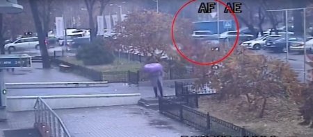 Водитель грузовика сбил девушку на переходе и скрылся в Алматы (видео)