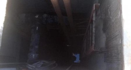 Ребенок едва не упал в 4-метровый люк в Актау (фото)