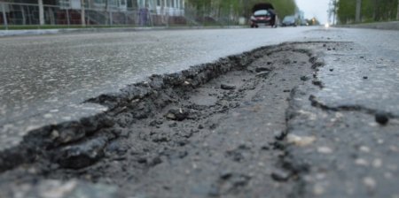 Более 600 тыс. тенге заплатят чиновники актюбинцу, разбившему авто из-за ямы на дороге
