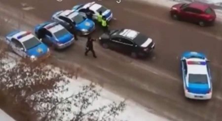Пять полицейских авто окружили нарушителя в Астане (видео)