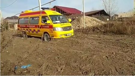 "Скорая" застряла в грязи на окраине Алматы (видео)