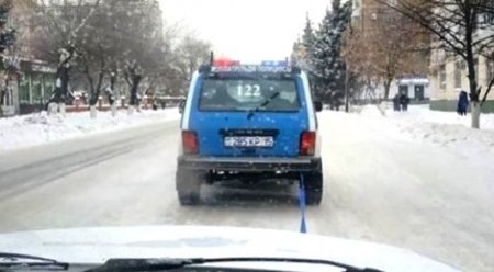 Полицейские не дали замерзнуть семье на трассе Омск - Петропавловск