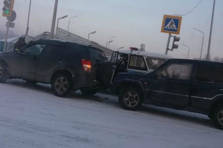 Семь автомобилей подряд столкнулись на перекрестке в Усть-Каменогорске (видео)