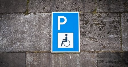 500 водителей оштрафовали за парковку на местах для инвалидов в Алматы