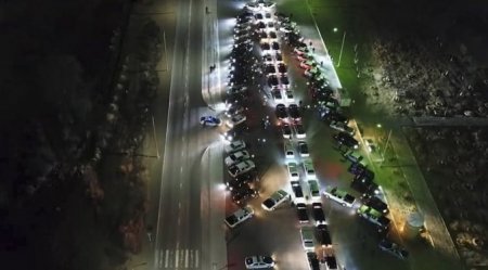 Новогоднюю елку из десятков машин выстроили актауские автомобилисты (видео)