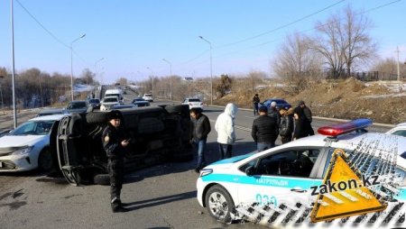 Автомобиль с 7 детьми перевернулся в Алматы (фото, видео)