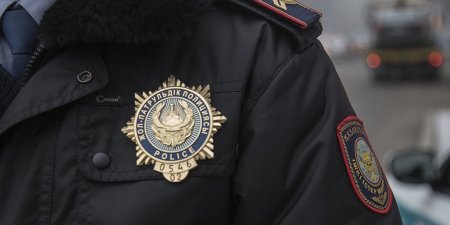 Кызылординцы оскорбили и применили силу к защищавшему таксиста полицейскому