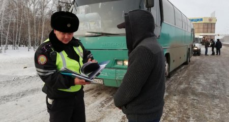 Кровать в автобусе и телефоны в руках: более 150 нарушений выявили за день в СКО