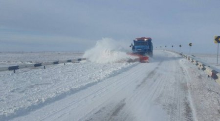 В "КазАвтоЖол" ответили на жалобы о плохой расчистке трасс от снега