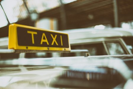 200 назойливых таксистов привлекли к ответственности за неподобающее поведение в январе