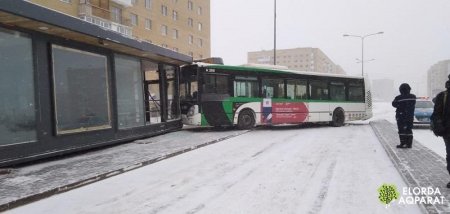 Автобус врезался в теплую остановку в Астане