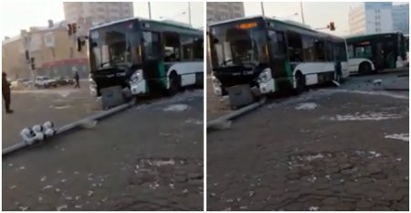 Автобус снес столб с камерами "Сергек" в Астане