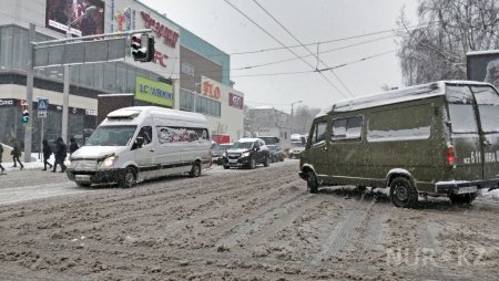 Алматы засыпало снегом: в городе восьмибалльные пробки