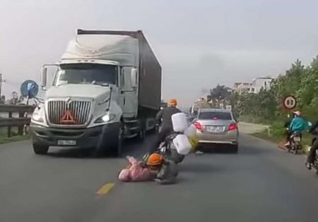 Невероятное спасение ребенка из-под колес грузовика попало на видео