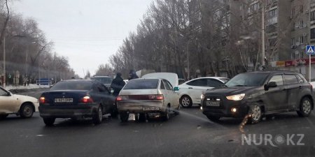 Гололед спровоцировал десятки аварий в Уральске