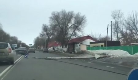Столб рухнул на проезжавший автомобиль в Уральске