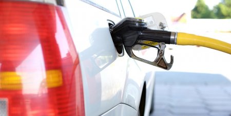 Жителя Новосибирска возмутили цены на российский бензин в Казахстане