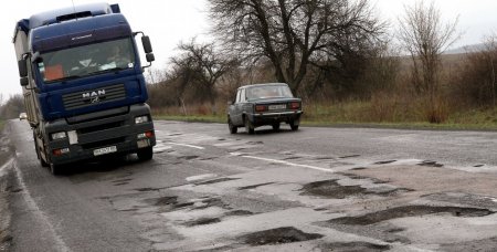 Ответственный за дороги украинский чиновник попал в ДТП из-за ямы