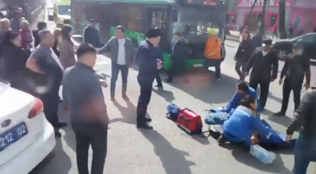 Автобус сбил девушку в Алматы