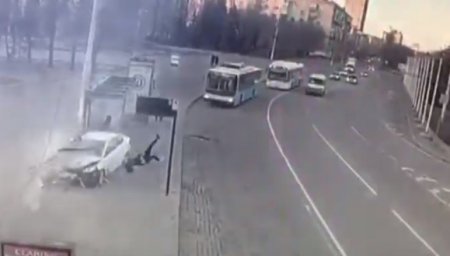 Уснула за рулем: студентка протаранила остановку с людьми в Волгограде