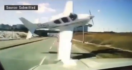 Падающий самолет чуть не сбил автомобиль на трассе