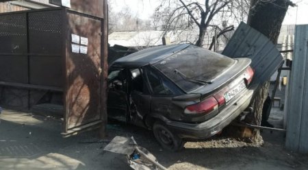 В Алматы автомобиль въехал в остановку и сбил людей