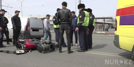 Мотоциклист врезался в авто, упал и угодил под колеса другой машины в Павлодаре