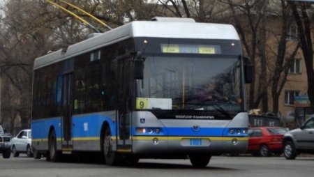 Транспортный коллапс утроили троллейбусы на линии БРТ в Алматы