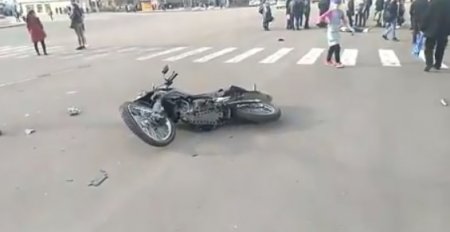 Байкер с пассажиром врезался в автомобиль в Жезказгане