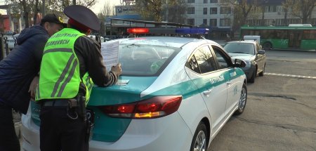 Водителя с "сертификатом" на тонировку стекол оштрафовали в Алматы