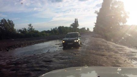 «Люди жаловались»: Токаев поручил отремонтировать дорогу на Алаколь
