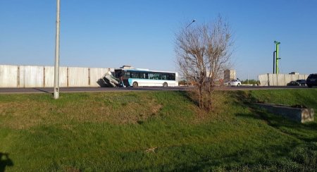 Автобус с пассажирами снес металлический забор в Нур-Султане