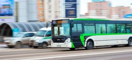 Пассажиры упали на пенсионерку в автобусе и сломали ей ногу в Алматы