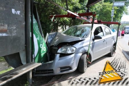 Автомобиль протаранил автобусную остановку в Алматы