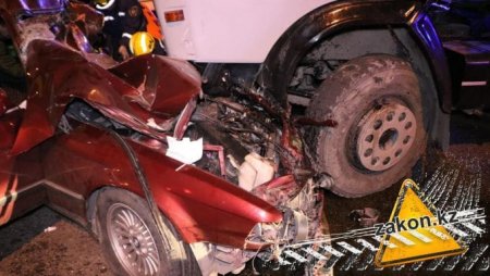 Водителя зажало в BMW после сокрушительного столкновения с КамАЗом в Алматы