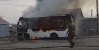 Люди едва успели выбежать: микроавтобус дотла сгорел в Петропавловске