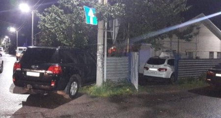 Снесли забор, врезались в дом: ДТП с участием такси и Land Cruiser произошло в Алматы