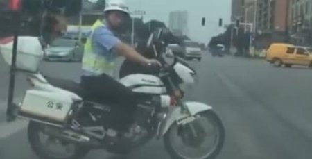 Қарияға көмектеспек болған полицей мотоциклмен жүргінші жолын кесіп өтті