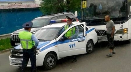 Не рассчитал дистанцию: водитель автобуса врезался в полицейских в Петропавловске