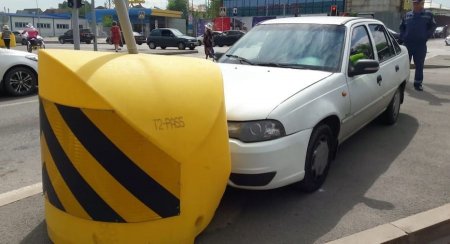 Из-за сердечного приступа водитель врезался в знак и скончался в Алматы