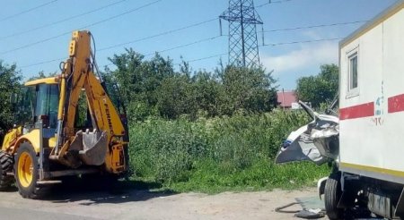 Пять человек пострадали в аварии из-за ямы на дороге в Алматы
